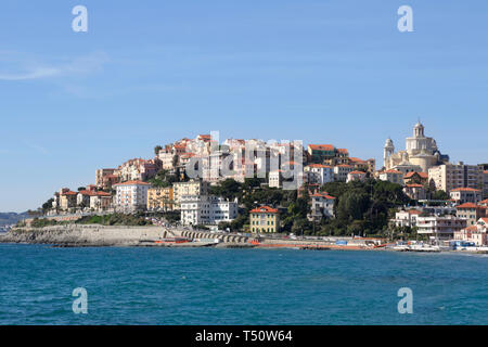 Imperia Porto Maurizio città e il mare in una soleggiata giornata estiva in Liguria, Italia Foto Stock