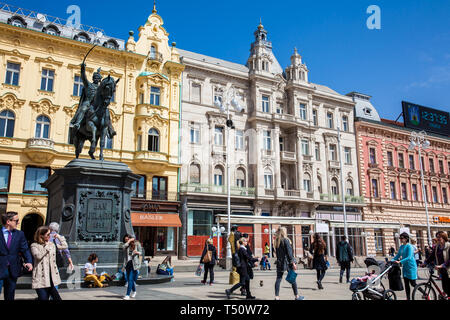 Zagabria, Croazia - aprile, 2018: la gente del posto e i turisti a Zagabria la piazza principale accanto alla statua del conte Ban Josip Jelacic Foto Stock