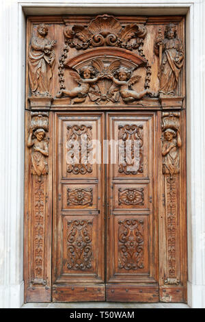 Antica chiesa di legno con portale sculpures e decorazioni in Piemonte, Italia Foto Stock