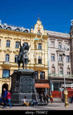 Zagabria, Croazia - aprile, 2018: la gente del posto e i turisti a Zagabria la piazza principale accanto alla statua del conte Ban Josip Jelacic Foto Stock