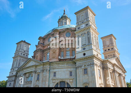 Santuario di Vicoforte chiesa in una soleggiata giornata estiva in Piemonte, cielo blu in Italia Foto Stock