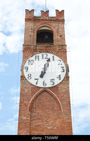 Belvedere antica torre dell'orologio in un giorno di estate a Mondovì, Italia Foto Stock