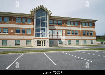 Vista esterna di un grande edificio moderno a scuola. Non ci sono porte doppie e molte finestre. Questa è l'area di Northampton Middle School. Foto Stock