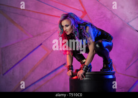 Moda giovane donna in nero indumenti di cuoio Indumenti di cuoio e con i capelli colorati. Ragazza luminosi in stile al neon Foto Stock