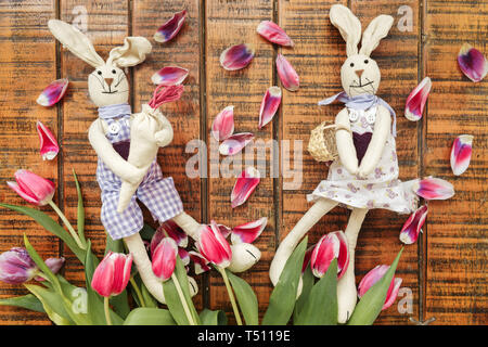 Una coppia di manufatti in conigli di Pasqua realizzata in tessuto Foto Stock