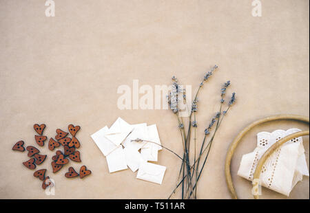 La lavanda, pulsanti di legno. Vista da sopra. Set di Scrapbooking. Posto per il testo Foto Stock