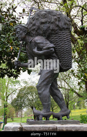 Cazoña, Santander, Spagna - 04 18 2019: Statua del lavoro di un uomo con scarpe di legno nel medico Morales'park Foto Stock