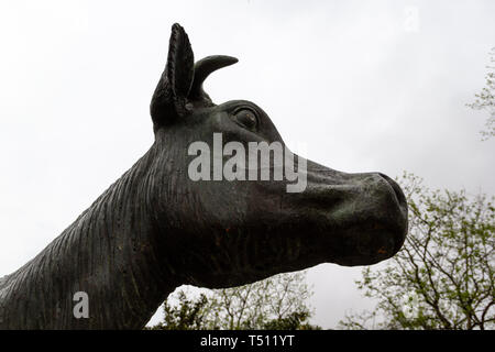 Cazoña, Santander, Spagna - 04 18 2019: Testa della statua di vacca in il Dottor Morales'park Foto Stock