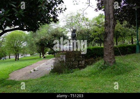 Cazoña, Santander, Spagna - 04 18 2019: Statua area del Dottor Morales' park Foto Stock