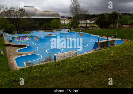 Cazoña, Santander, Spagna - 04 18 2019: area di skateboard in il Dottor Morales'park Foto Stock