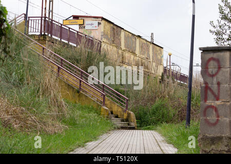 Cazoña, Santander, Spagna - 04 18 2019: scala per la piccola stazione ferroviaria Foto Stock