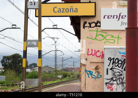 Cazoña, Santander, Spagna - 04 18 2019: Stazione ferroviaria segno sopra la linea ferroviaria Foto Stock