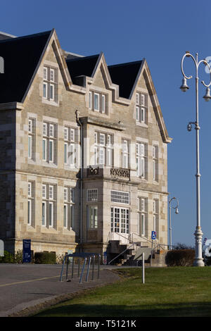 Santander, Spagna - 03 22 2019: Palacio de la Magdalena con le sue finestre e illuminazione stradale contro un cielo blu Foto Stock