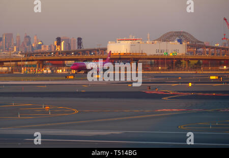 NEWARK, NJ -3 APR 2019- vista di un Airbus A321 aereo da islandese ultra low-cost aria WOW (WW) parcheggiato a Newark Liberty International Airp Foto Stock