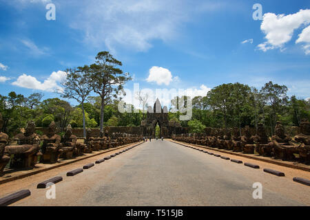 Antica pietra arenaria asura e deva statue tenere il corpo di Naga re Shesha alla porta sud di Angkor Thom nel Parco Archeologico di Angkor, Cambogia. Foto Stock