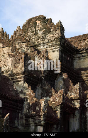 Architettura Khmer di strati sono dimostrato in corrispondenza di una intersezione tra due corridoi, vista dall'esterno, a Angkor Wat, Cambogia. Foto Stock