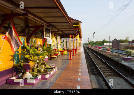 CHA-AM, Tailandia - 13 dicembre 2018: Sul Cha-Am stazione ferroviaria su una mattina di sole Foto Stock