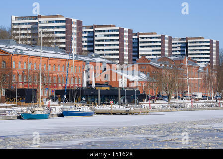 TURKU, Finlandia - 23 febbraio 2018: City Quay del fiume Aura su una soleggiata giornata di febbraio Foto Stock