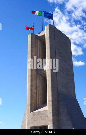 Monumento ai soldati in Como con i paesi in via di sviluppo le bandiere di Italia e Unione europea contro il cielo blu Foto Stock