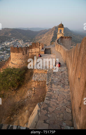 India Rajasthan, Jaipur, ambra, ambra Fort e fortificazioni a parete Foto Stock