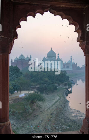 India, Uttar Pradesh, Agra il Taj Mahal (Patrimonio Mondiale dell'UNESCO) Foto Stock