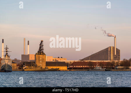 Vista di Amager Bakke o Amager Hill conosciuto anche come Amager pendenza o Copenhill, una centrale di produzione combinata di calore e di rifiuti di potenza con energia di impianto di Amager, a Copenaghen, De Foto Stock