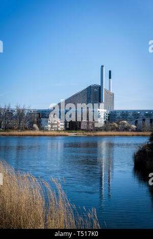 Vista di Amager Bakke o Amager Hill conosciuto anche come Amager pendenza o Copenhill, una centrale di produzione combinata di calore e di rifiuti di potenza con energia di impianto di Amager, a Copenaghen, De Foto Stock