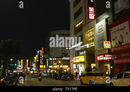 Taichung Taiwan 29 Marzo 2019 : cityscape edificio e strada di notte Foto Stock