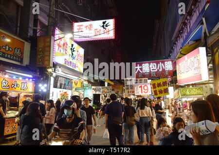 Taichung Taiwan 29 Marzo 2019 : cityscape edificio e strada di notte Foto Stock