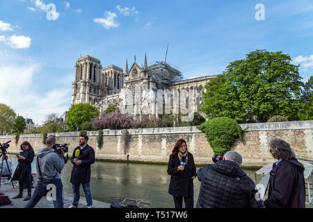 Mondo medias davanti alla Cattedrale di Notre Dame de Paris dopo l'incendio Foto Stock