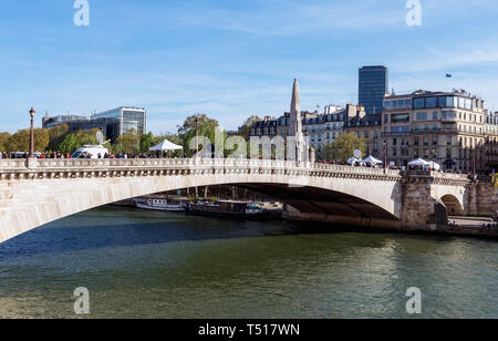 Mondo medias davanti alla Cattedrale di Notre Dame de Paris dopo l'incendio Foto Stock