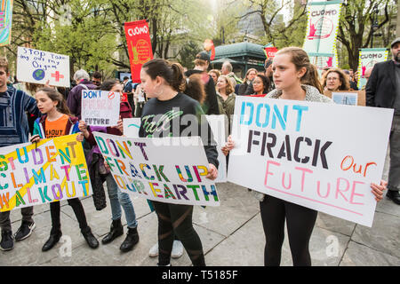 La città di New York, Stati Uniti d'America - 18 Aprile 2019: Rally e Marzo per interrompere la Williams Fracked Gasdotto nel porto di New York, Municipio di Manhattan. Foto Stock