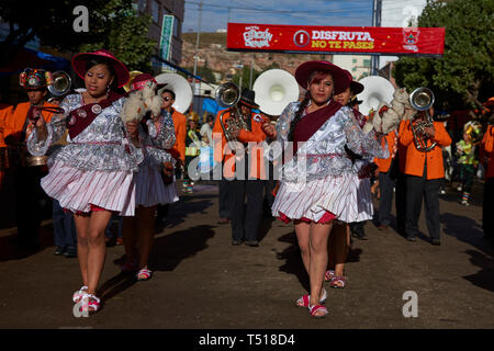 Llamerada ballerini in costumi ornati di eseguire come sfilano attraverso la città mineraria di Oruro sull'altipiano della Bolivia durante il carnevale annuale Foto Stock