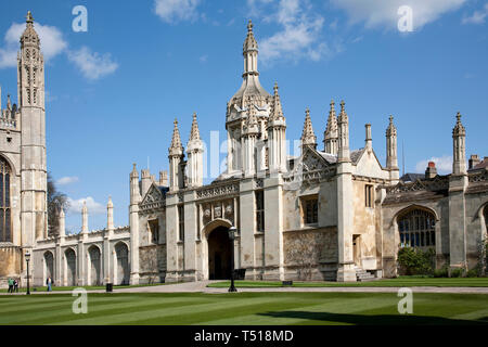 Gatehouse (Facchini Lodge) anche lo schermo e cappella sulla sinistra, dal fronte corte di Kings College di Cambridge, in Inghilterra . Architetto William Wilkins. Foto Stock