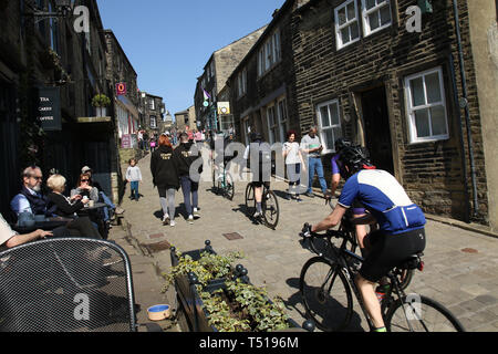 Haworth, West Yorkshire, 19 aprile 2019 la gente del posto e turisti e rilassante godendo il Venerdì Santo di vacanza al sole. Foto Stock