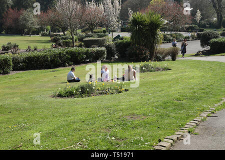 Haworth, West Yorkshire, 19 aprile 2019 la gente del posto e i turisti nel parco godendo il Venerdì Santo di vacanza al sole. Foto Stock