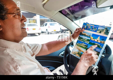 Cartagena Colombia,El Lagito,taxi taxi taxi taxi conducente taxi, ispanico residente, residenti, uomo uomini maschio, mostra tour, brochure cartelle cartelle pamphl Foto Stock