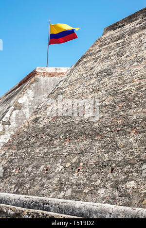 Cartagena Colombia, Castillo de San Felipe de Barajas, collina di San Lazaro, storico castello coloniale fortezza, patrimonio dell'umanità, muro di pietra, bandiera, COL19012302 Foto Stock