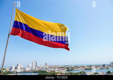 Cartagena Colombia,Castillo de San Felipe de Barajas,collina di San Lazaro,storico castello coloniale fortezza,Patrimonio dell'Umanità,skyline della città,bandiera nazionale, Foto Stock