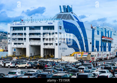 Genova, Italia - 11 Agosto 2018 : la lunga linea di automobili in attesa a bordo di un traghetto per andare in vacanza estiva Foto Stock