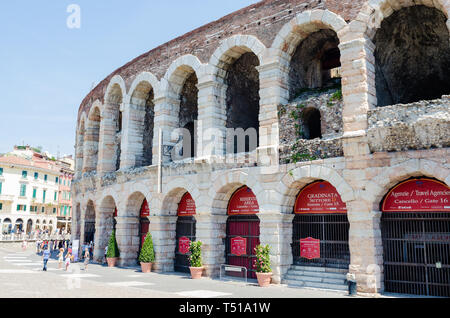 Verona, Italia - 19 Luglio 2014 : particolare dettaglio dell'entrata dell'poltronissime, le più lussuose poltrone presso l'Arena di Verona. Visualizzazione verticale Foto Stock