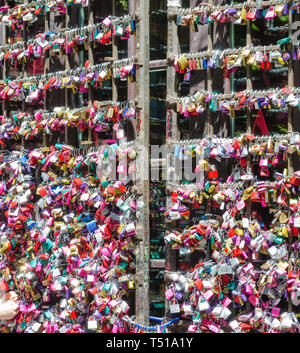 Verona, Italia - 19 Luglio 2014 : vicino alla porta di ingresso alla casa di Giulietta a Verona. Piena di colorati lucchetti lasciati dagli innamorati sulla promessa di r Foto Stock