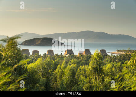 Nha Trang city, Vietnam - Gennaio 28, 2016: un'area del resort è costruito in forma di minoranza modello Rong Highlands. casa di J'rai persone in highland Foto Stock