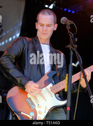 Nick Bowden federale di fascino in esecuzione al Weyfest, Farnham, Inghilterra, Regno Unito. Il 6 settembre 2015. Foto Stock