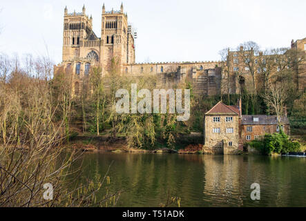 Castello e Cattedrale di Durham su una roccia sopra la città e il fiume usura, Durham, England, Regno Unito Foto Stock