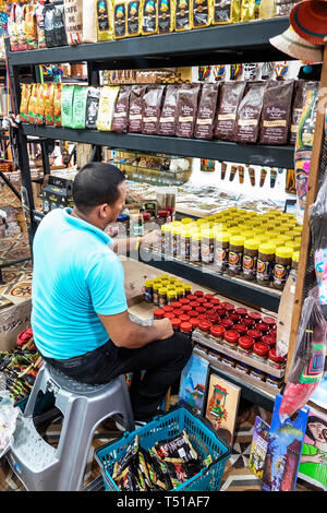 Cartagena Colombia, negozio gourmet, negozio di prodotti locali souvenir, residenti ispanici residenti, uomo maschio, interno interno, negozio, magazzino, negozio, coff Foto Stock