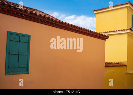 I tradizionali colorati facciate di edifici con turqiose e vendemmia verde windows a Atene, Grecia Foto Stock