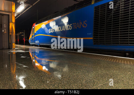 Un treno ad alta velocità delle East Midlands Trains Intercity 125 a London St Pancras che mostra il logo riflesso nella piattaforma umida Foto Stock