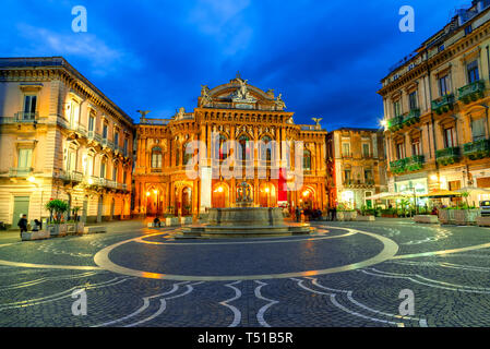 Catania, Sicilia Isola, Italia: la facciata del Teatro Massimo Bellini e la fontana della illuminazione notturna Foto Stock