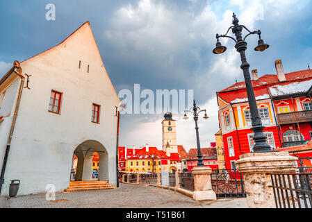 Sibiu, Romania - Lesser Square e Torre del Consiglio ,Transilvania città sassone, uno dei punti di riferimento della Romania Foto Stock